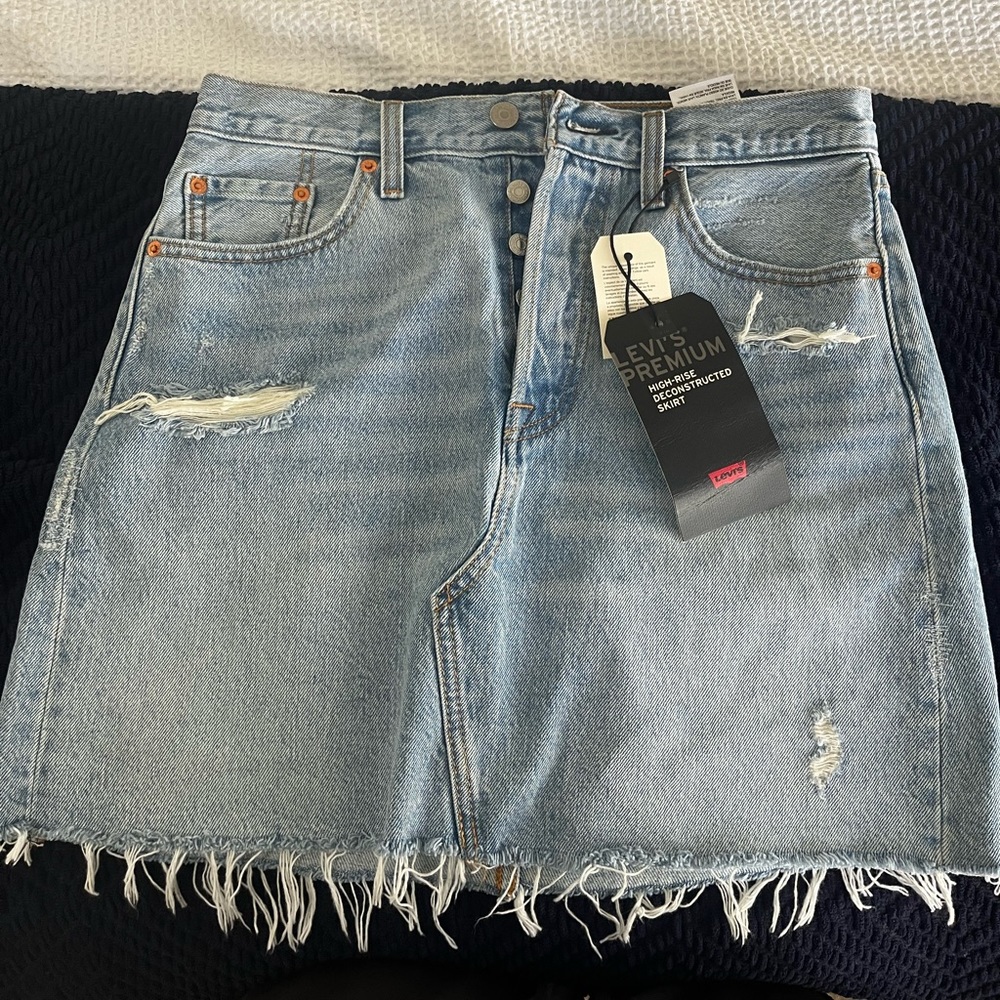 New with tags!! Levi’s distressed denim skirt